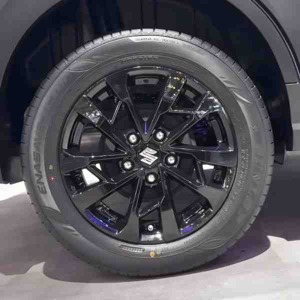 Detail Spesifikasi Chery J6 T, memperlihatkan roda alloy hitam 21 inci dengan logo Chery di tengah dan detail spatbor yang gagah.
