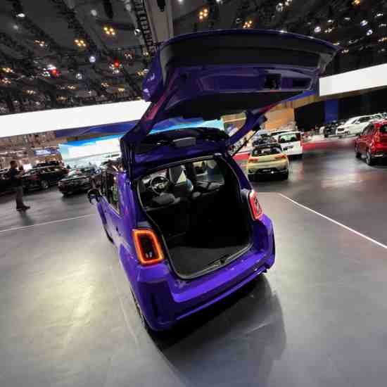 Ruang bagasi belakang Honda Super One yang luas dan praktis untuk mengakomodasi barang bawaan keluarga.
