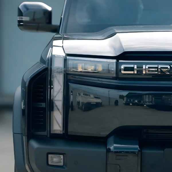 Detail Spesifikasi Chery J6 T, menampilkan gril depan hitam yang mengilap, lampu depan LED vertikal yang tajam, dan logo Chery yang timbul.