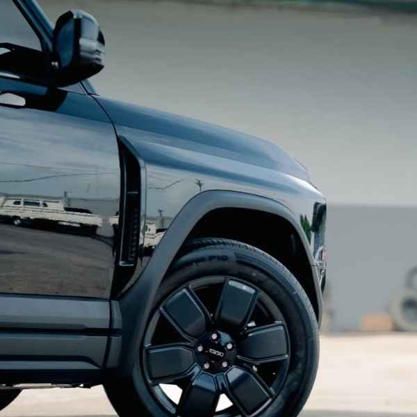 Detail Spesifikasi Chery J6 T, memperlihatkan roda alloy hitam 21 inci dengan logo Chery di tengah dan detail spatbor yang gagah.