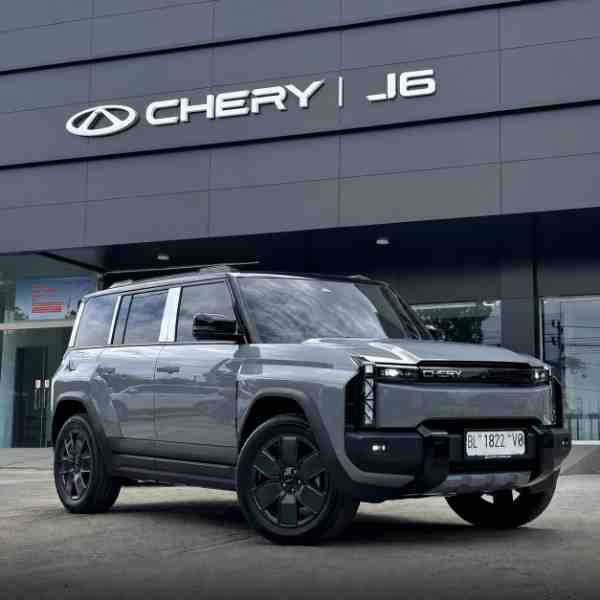 Chery J6 T Semarang, SUV Super Hybrid REEV berdesain boxy berwarna abu-abu parkir di depan dealer resmi dengan logo besar Chery J6