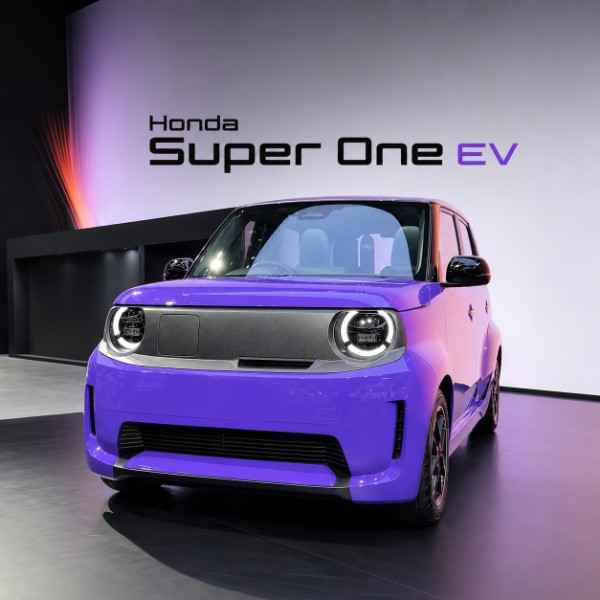 Tampilan depan mobil listrik Honda Super One berwarna putih yang dipajang di dealer resmi Semarang.