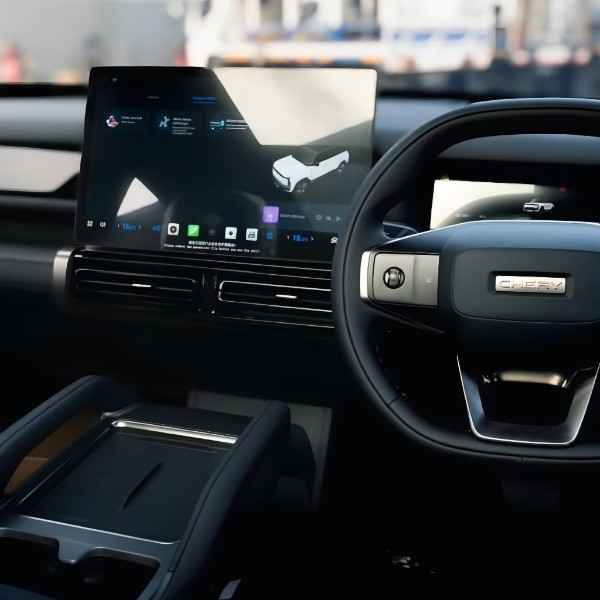 Detail Interior Chery J6 T, menonjolkan ventilasi udara samping yang ramping dan teks 'AIRBAG' yang jelas untuk keselamatan penumpang.