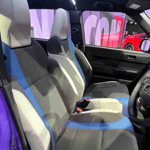 Desain jok modern semi balap minimalis pada interior kabin Honda Super One.
