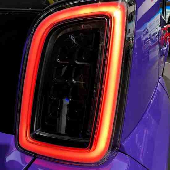 Detail lampu LED bulat beraura retro modern yang menjadi daya tarik penjualan Honda Super One di Semarang.